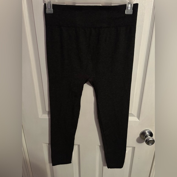 Super stretchy OS maternity capri leggings - NWOT - Picture 2 of 4